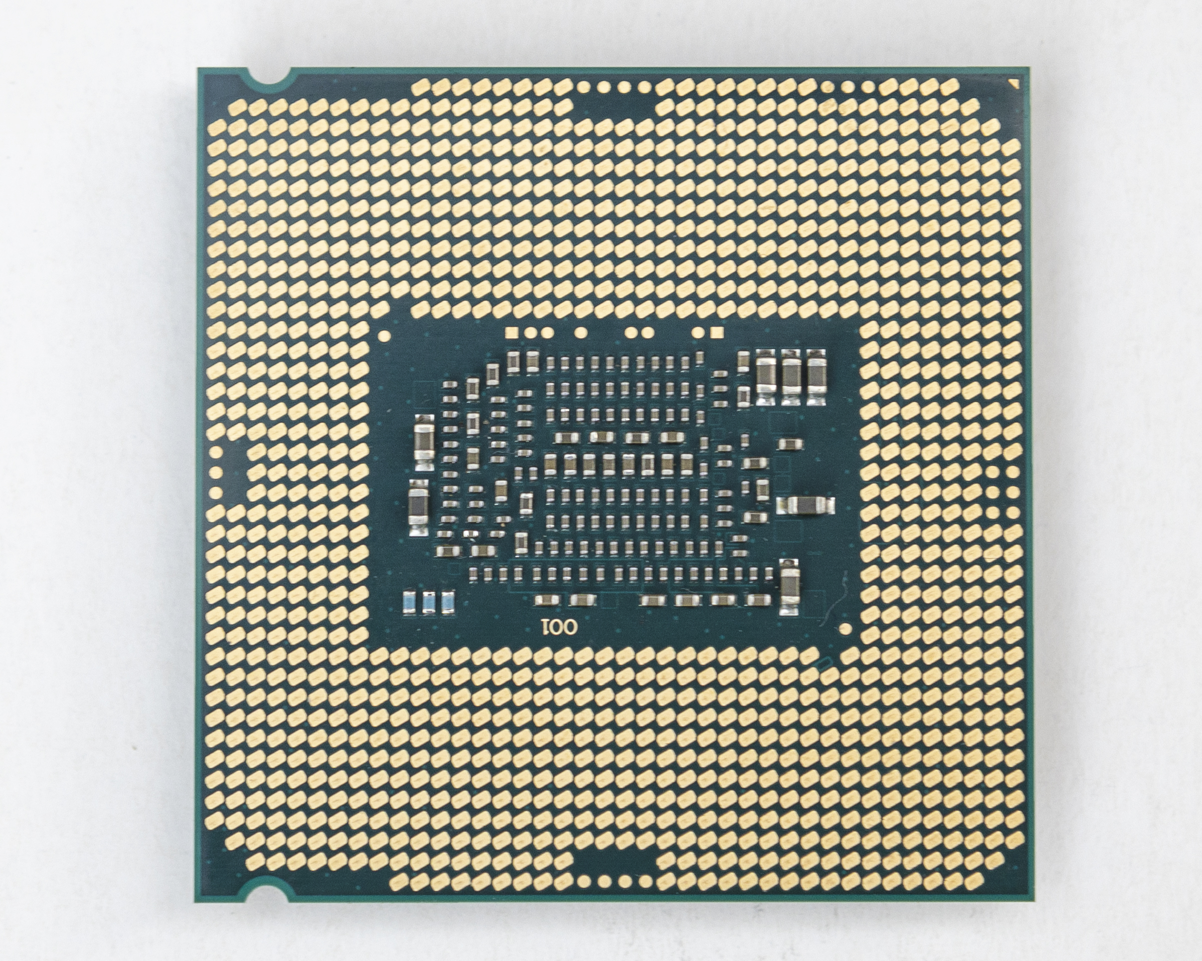 : CPU mit unbeschädigten SMD-Kondensatoren.